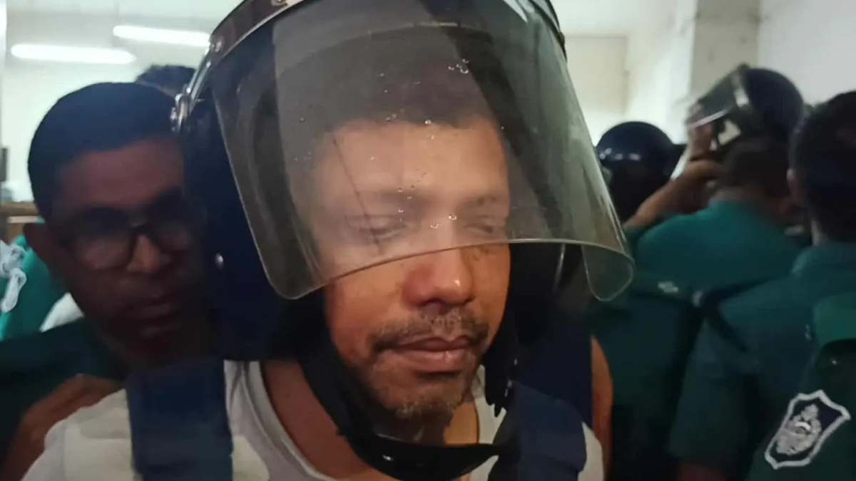প্রিজনভ্যানে পলকের চোখে জল